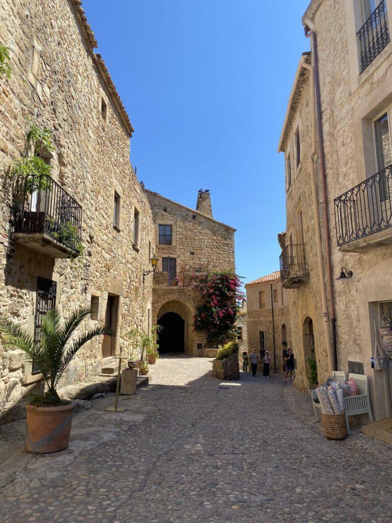 Explore the pretty town of Pals on the Costa Brava. The best towns to visit in Costa Brava.