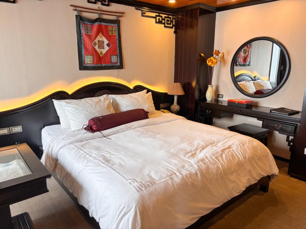 Luxury cabin Dragon Legend cruise - My Travel Monkey