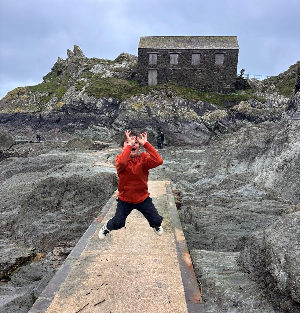 Low tide at Polperro beach - My Travel Monkey